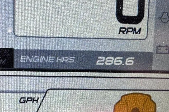 Slide: The Image of Display panel showing 286.6 engine hours on 2015 Bennington 2350 QCL. - 22