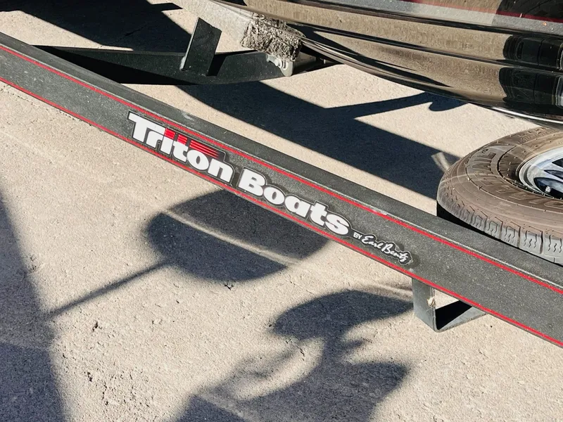 Slide: The Image of Triton 18 TrX 2016 - 18