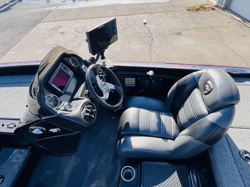 Slide: The Image of Triton 18 TrX 2016 - 2