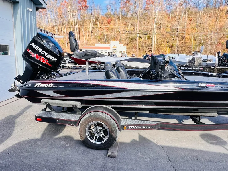 Slide: The Image of Triton 18 TrX 2016 - 34