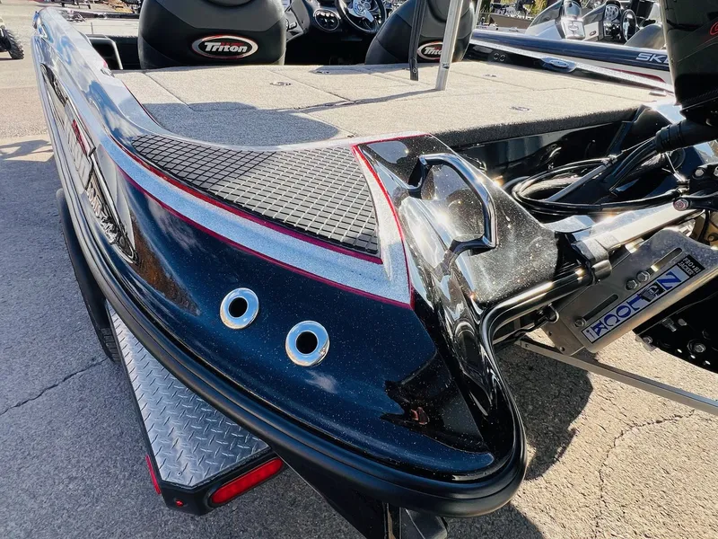 Slide: The Image of Triton 18 TrX 2016 - 40