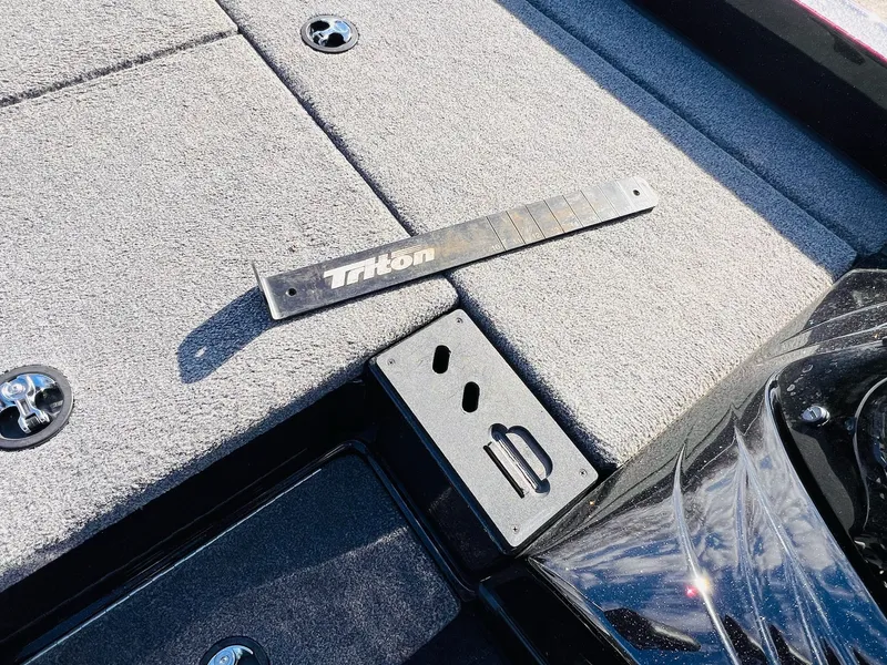 Slide: The Image of Triton 18 TrX 2016 - 5