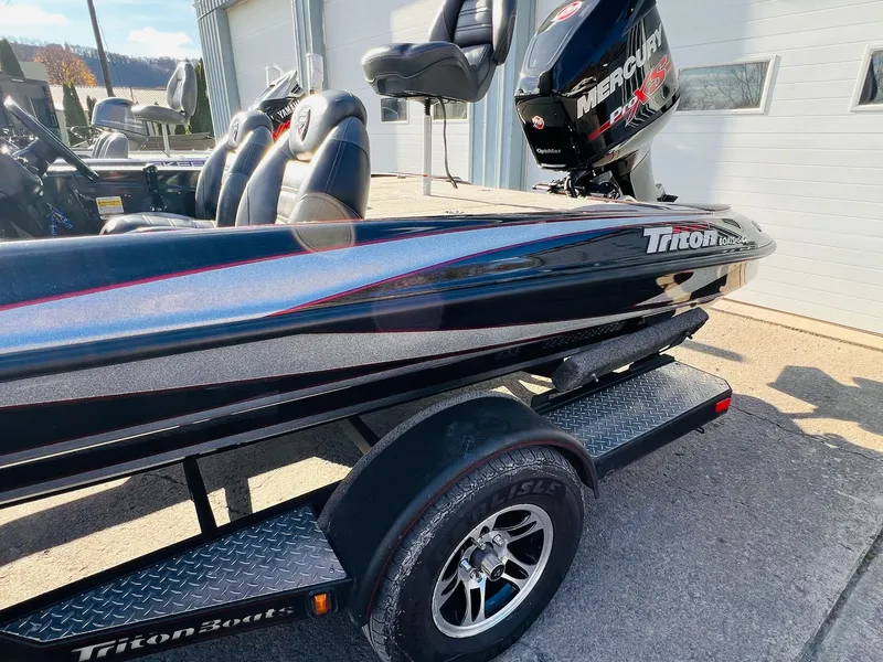 Slide: The Image of Triton 18 TrX 2016 - 6