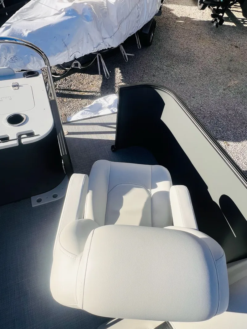 Slide: The Image of Sylvan Mirage 8522 Party Fish 2026 - 7