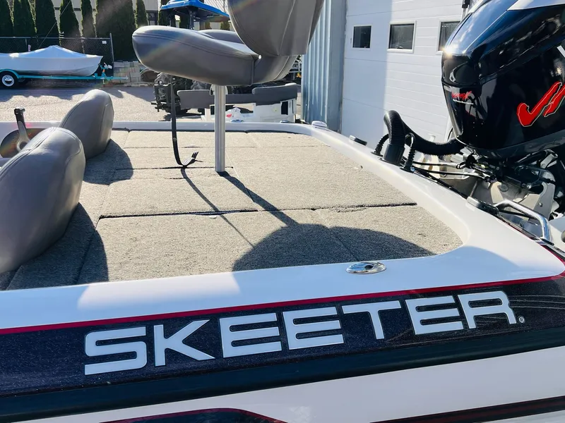 Slide: The Image of Skeeter ZX190 2010 - 40