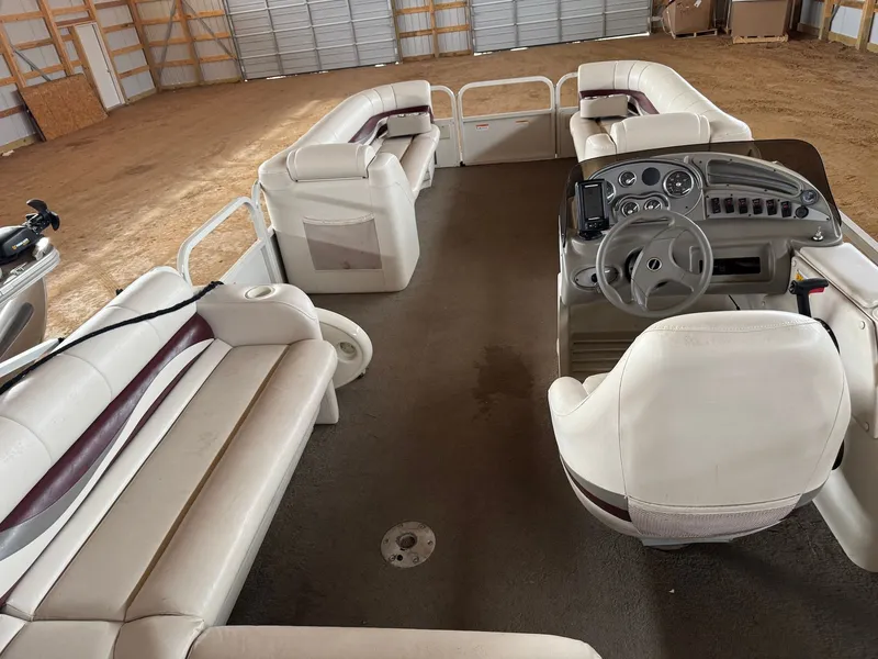 Slide: The Image of Crestliner Grand Cayman 2385 2008 - 10