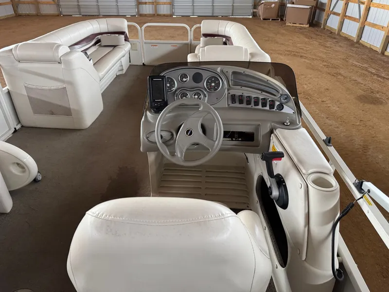 Slide: The Image of Crestliner Grand Cayman 2385 2008 - 18