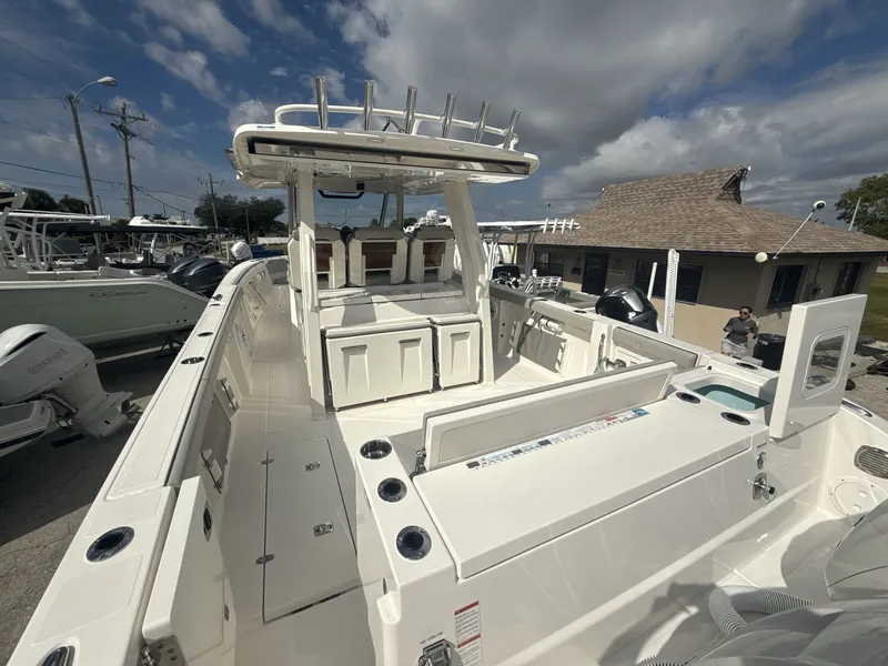 Slide: The Image of Pursuit S 358 Sport 2025 - 18