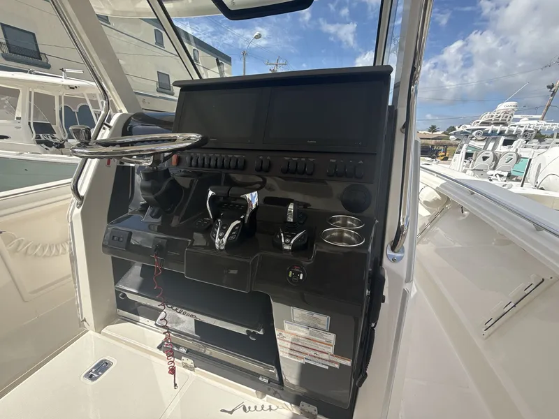 Slide: The Image of Pursuit S 358 Sport 2025 - 31