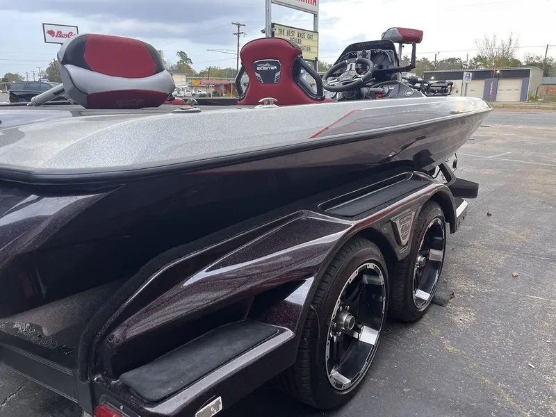 Slide: The Image of Skeeter FXR20 2023 - 13