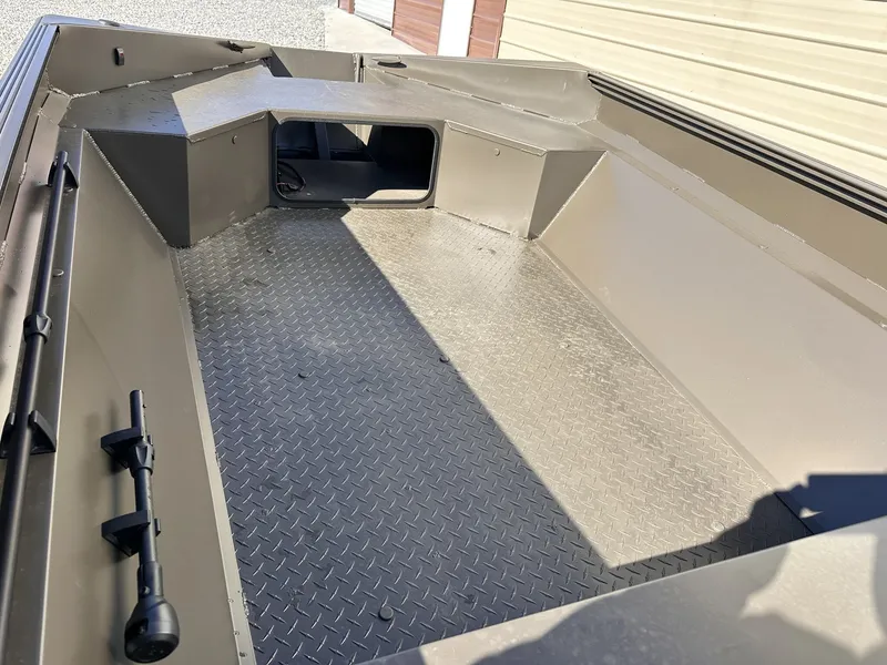 Slide: The Image of Interior of Edge Duck Boats Sportsman Series 656, year 2026. - 7