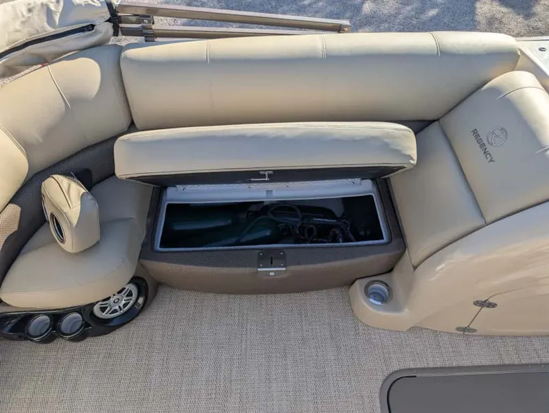 Slide: The Image of Regency 220 LE3 2018 - 10