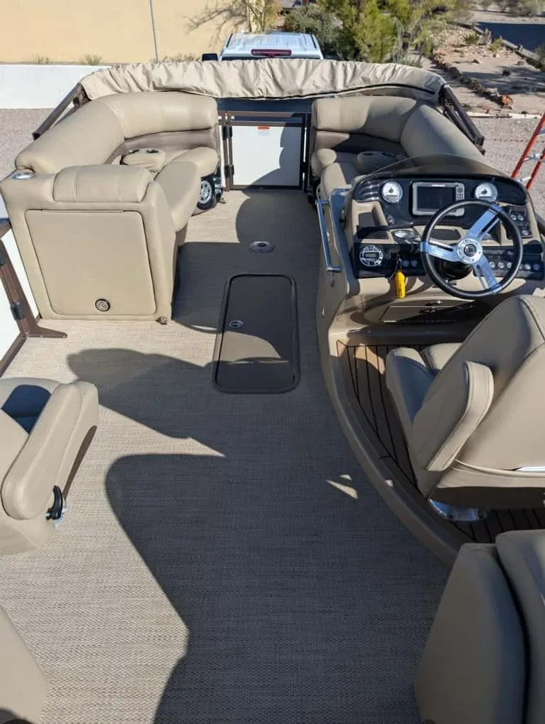 Slide: The Image of Regency 220 LE3 2018 - 11