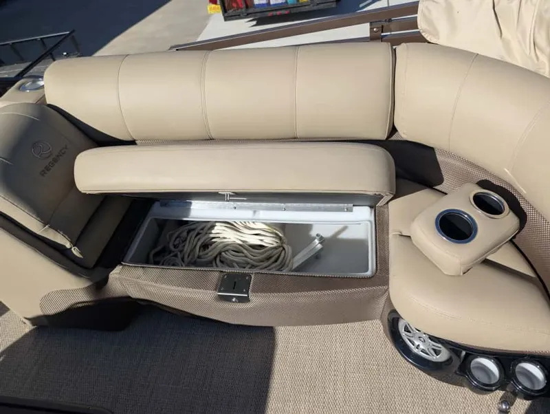 Slide: The Image of Regency 220 LE3 2018 - 14