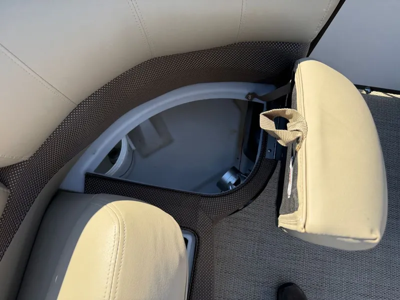 Slide: The Image of Regency 220 LE3 2018 - 28