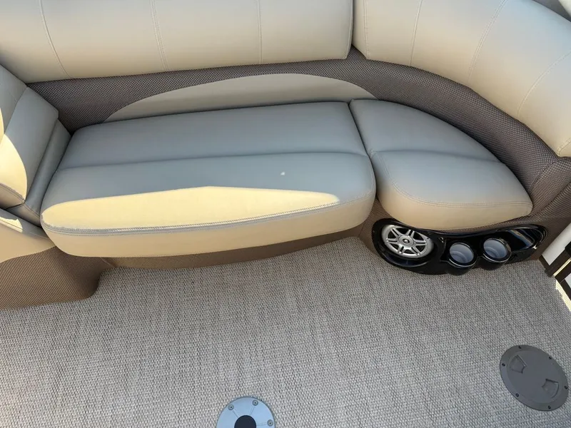 Slide: The Image of Regency 220 LE3 2018 - 29