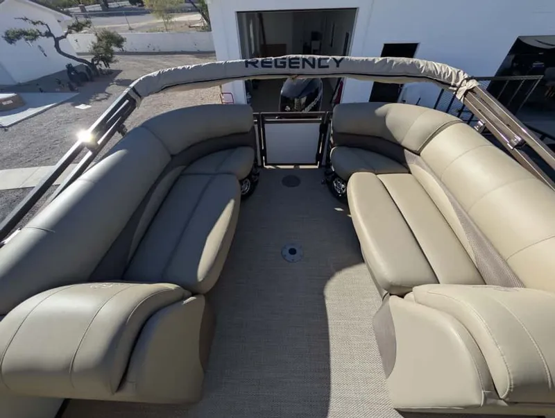 Slide: The Image of Regency 220 LE3 2018 - 3