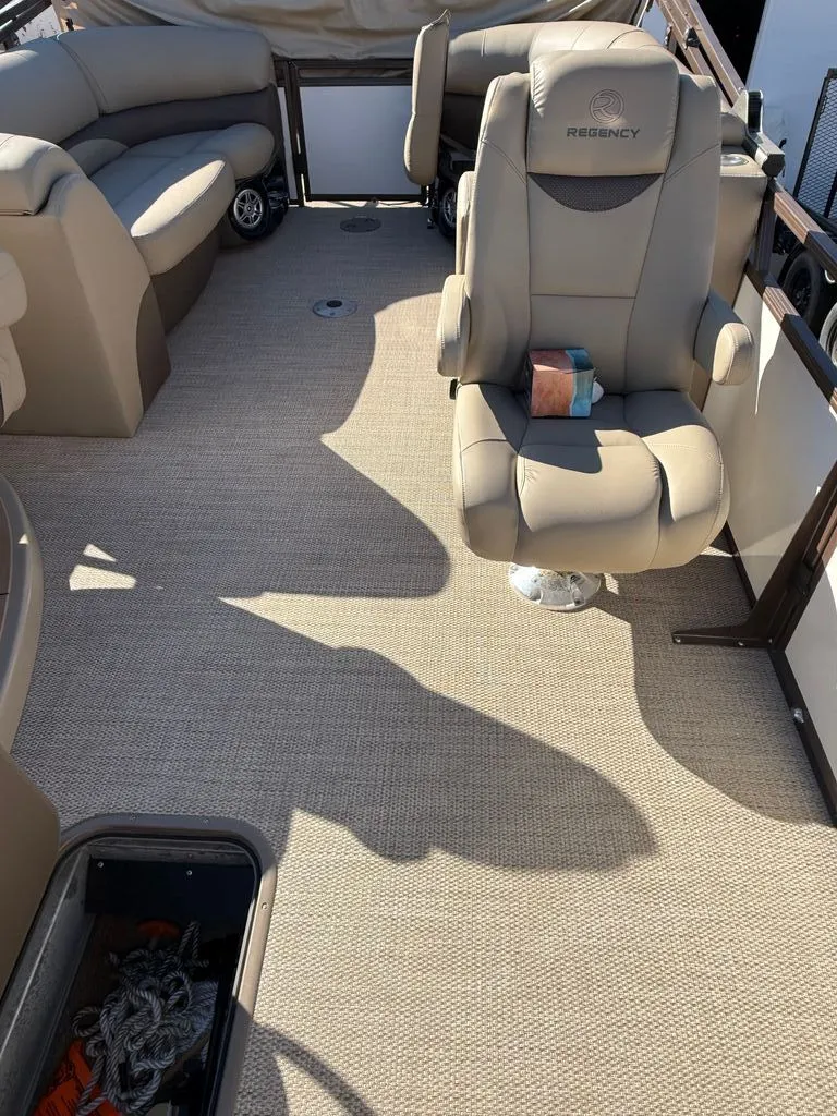 Slide: The Image of Regency 220 LE3 2018 - 34