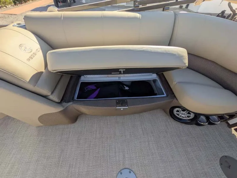 Slide: The Image of Regency 220 LE3 2018 - 4