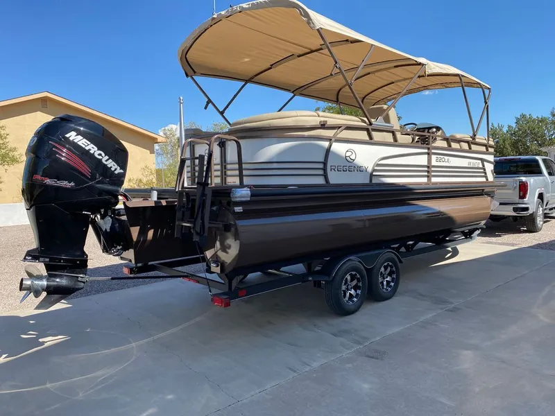 Slide: The Image of Regency 220 LE3 2018 - 45