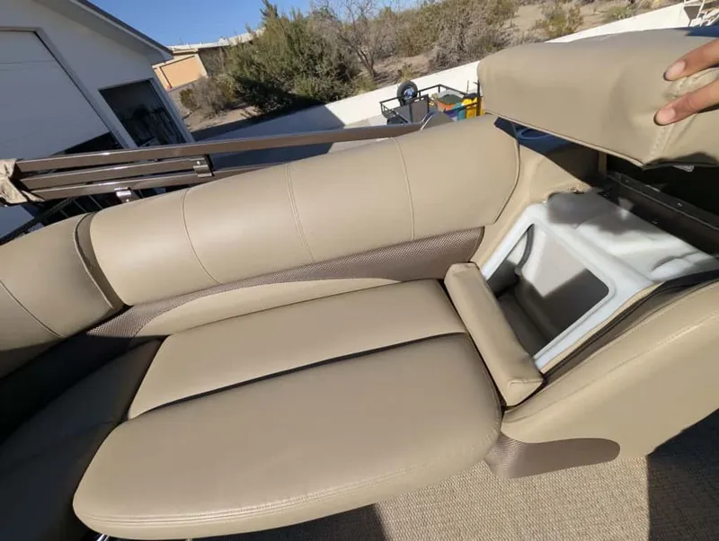 Slide: The Image of Regency 220 LE3 2018 - 9