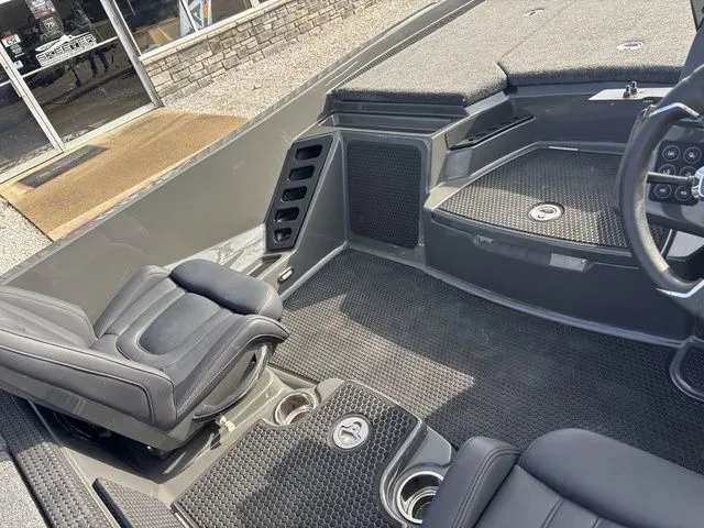 Slide: The Image of Ikon LX20 2024 - 9