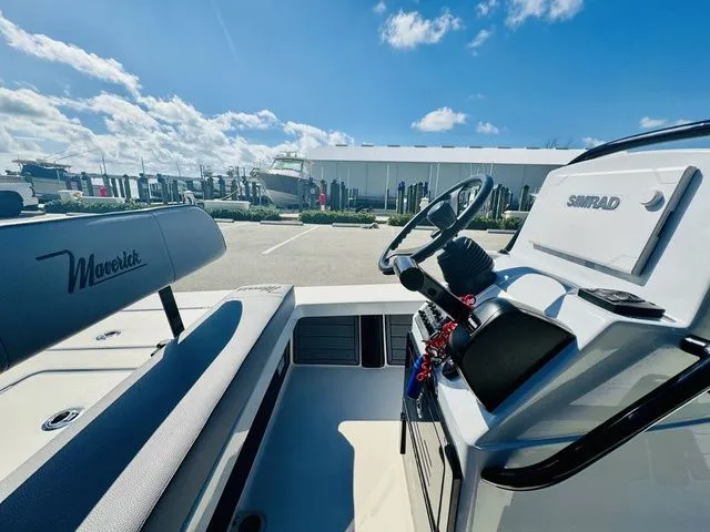 Slide: The Image of Maverick HPX-V17 2022 - 8