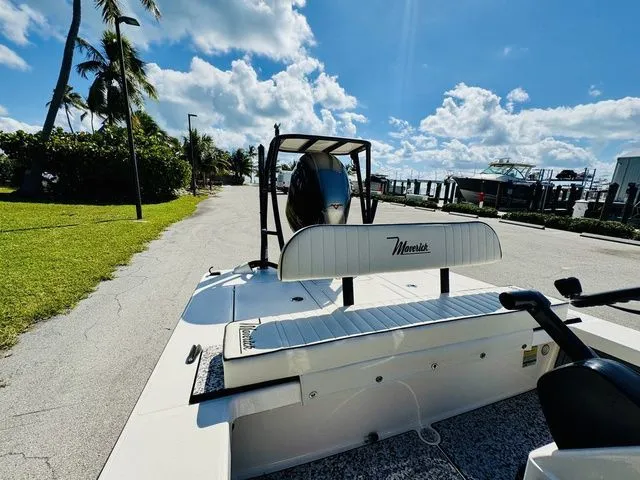 Slide: The Image of Maverick 18 HPX-V 2022 - 8