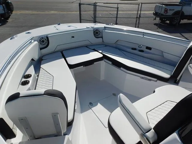 Slide: The Image of Stingray 253 CC 2026 - 8