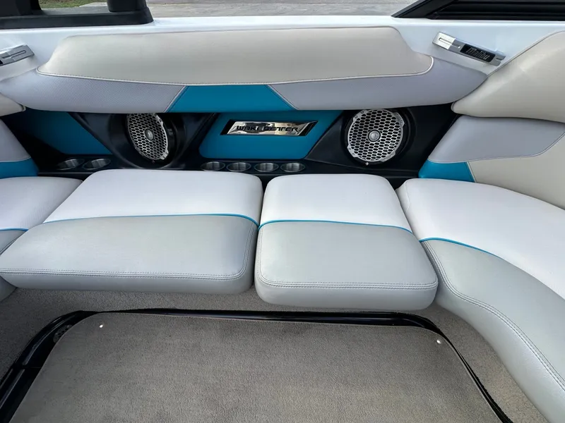 Slide: The Image of Malibu 22VLX 2016 - 13