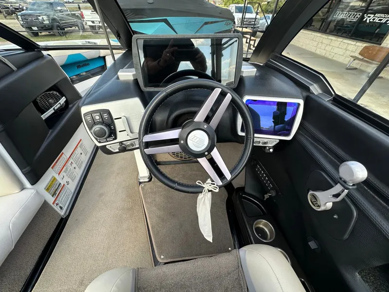 Slide: The Image of Malibu 22VLX 2016 - 17