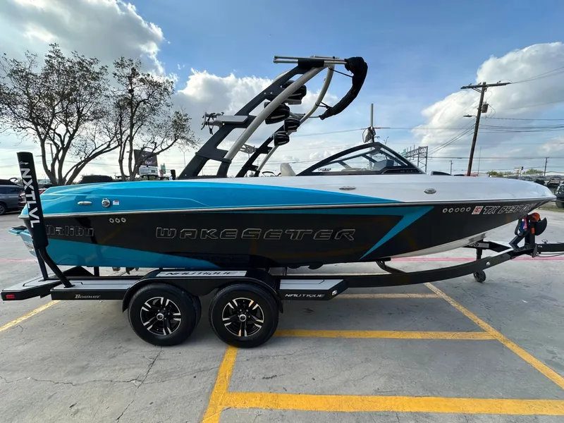 Slide: The Image of Malibu 22VLX 2016 - 5