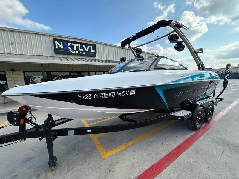 Slide: The Image of Malibu 22VLX 2016 - 8