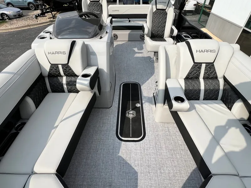 Slide: The Image of Harris Grand Mariner 230 2026 - 17