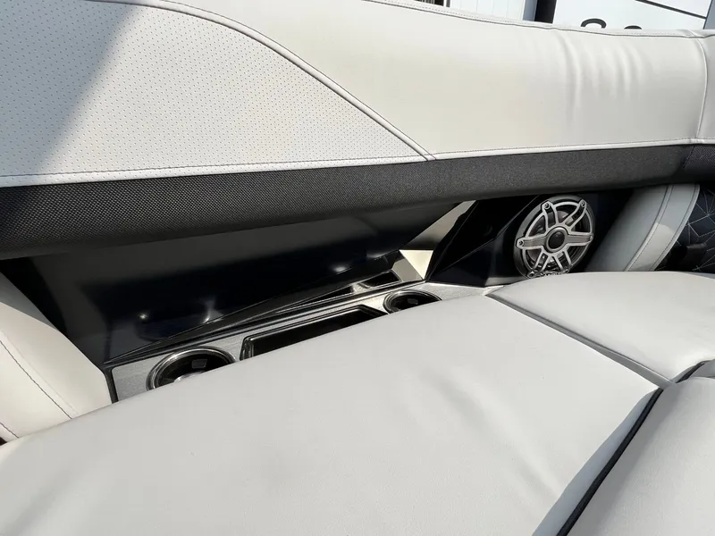 Slide: The Image of Harris Grand Mariner 230 2026 - 18