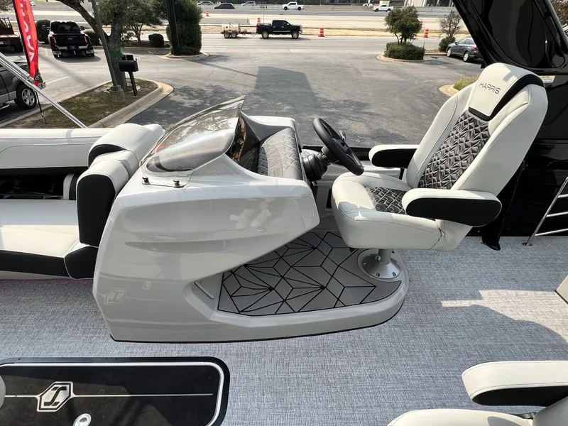 Slide: The Image of Harris Grand Mariner 230 2026 - 22