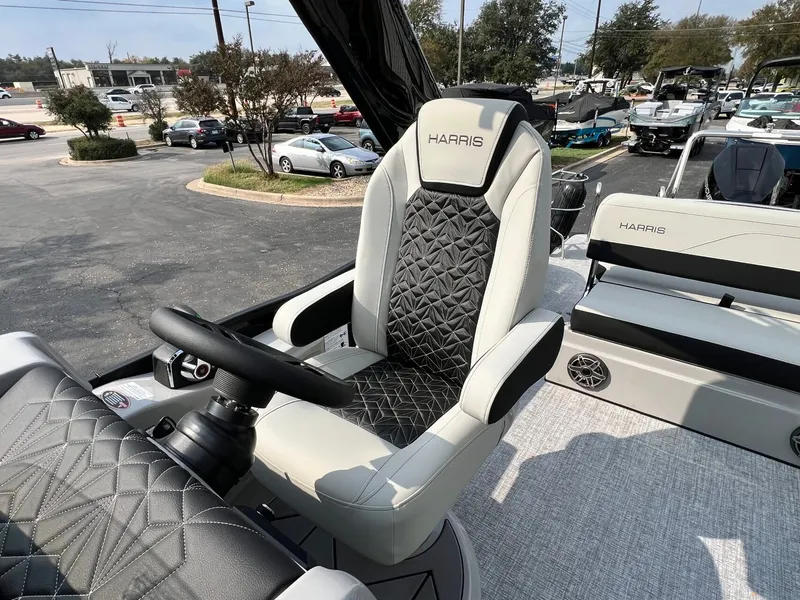 Slide: The Image of Harris Grand Mariner 230 2026 - 23