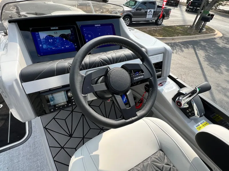 Slide: The Image of Harris Grand Mariner 230 2026 - 25