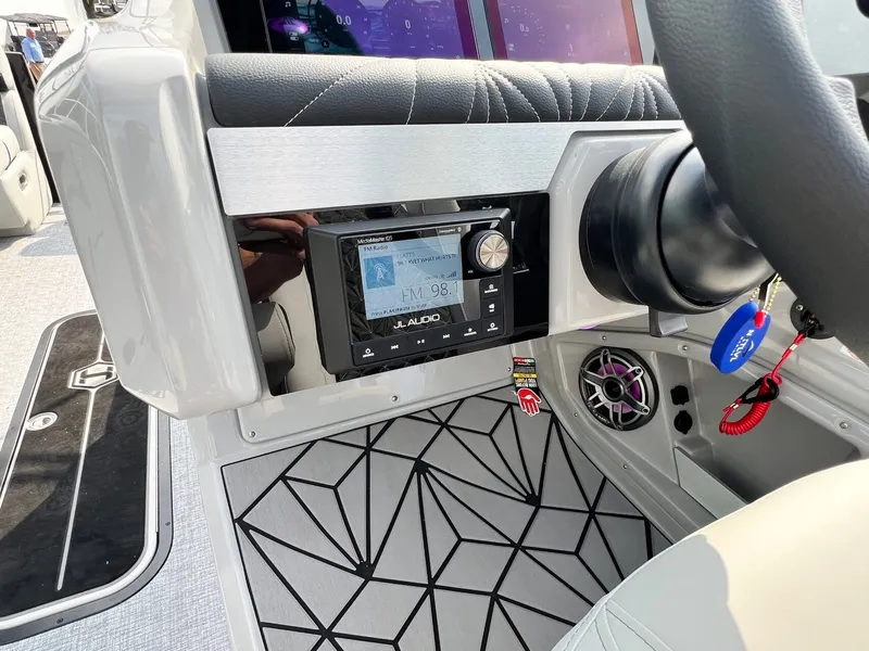 Slide: The Image of Harris Grand Mariner 230 2026 - 27