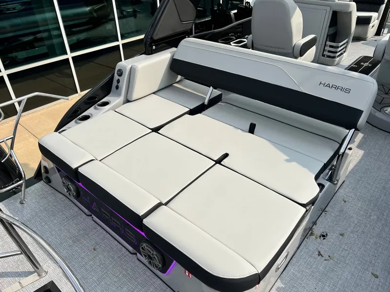 Slide: The Image of Harris Grand Mariner 230 2026 - 33