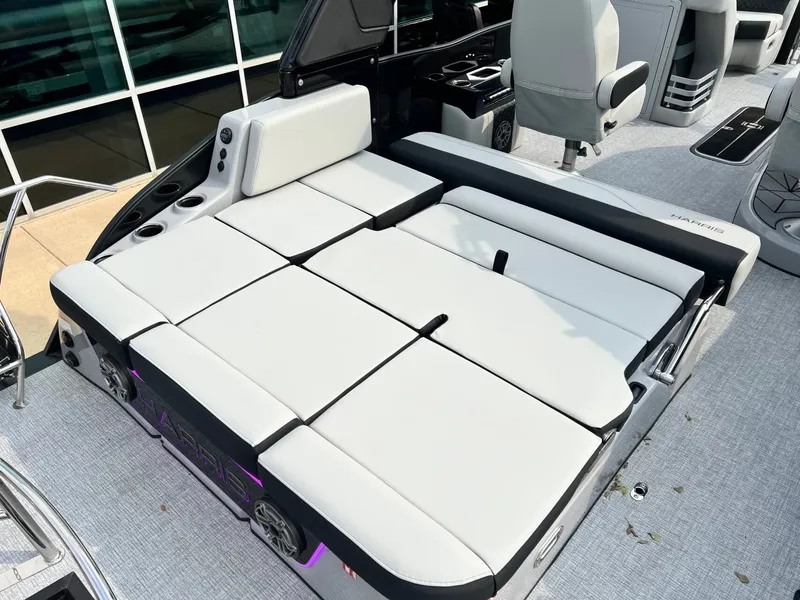 Slide: The Image of Harris Grand Mariner 230 2026 - 34