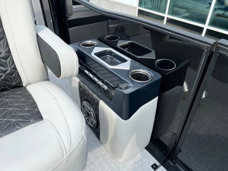 Slide: The Image of Harris Grand Mariner 230 2026 - 45