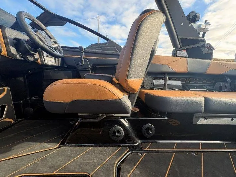 Slide: The Image of Malibu Wakesetter 23 LSV 2026 - 40