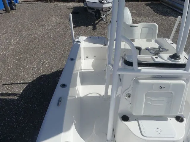 Slide: The Image of Sea Pro 202 Center Console 2026 - 16