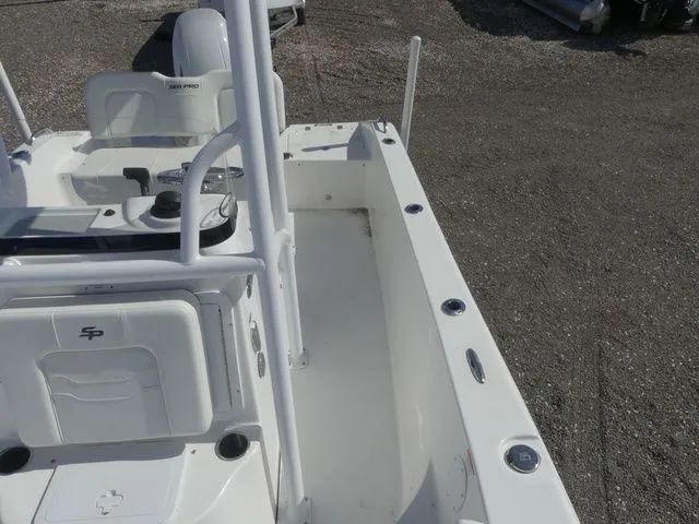 Slide: The Image of Sea Pro 202 Center Console 2026 - 17