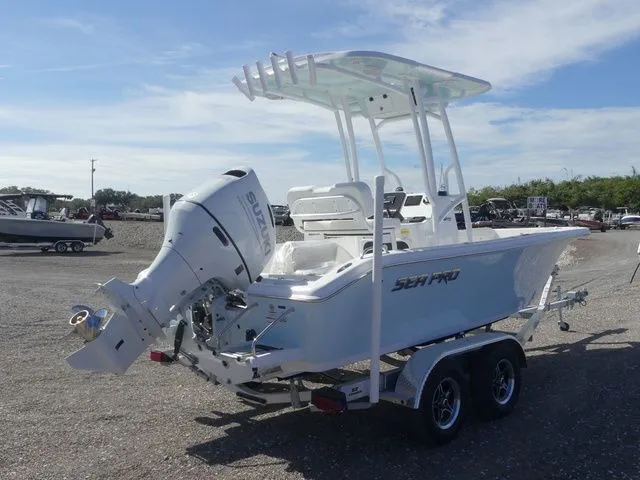 Slide: The Image of Sea Pro 202 Center Console 2026 - 4