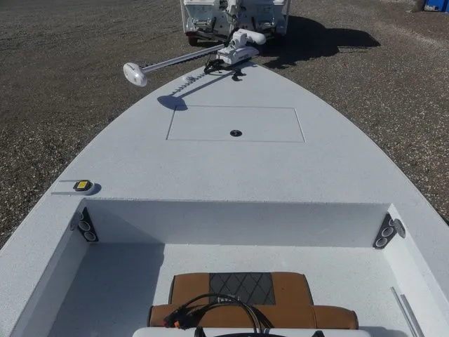 Slide: The Image of Xpress Skiff 185 2026 - 12