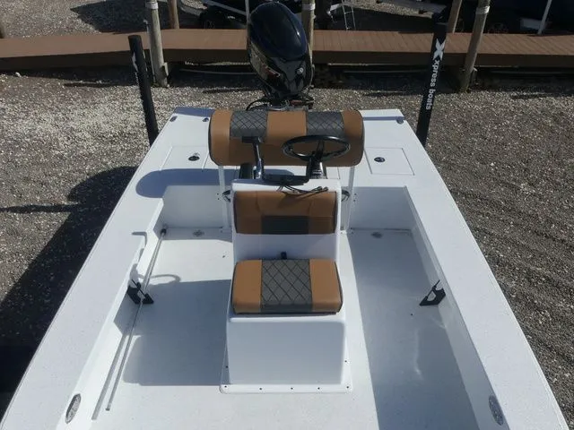 Slide: The Image of Xpress Skiff 185 2026 - 14