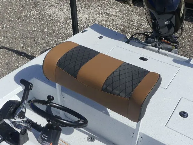 Slide: The Image of Xpress Skiff 185 2026 - 15