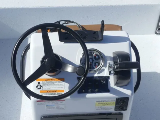 Slide: The Image of Xpress Skiff 185 2026 - 16